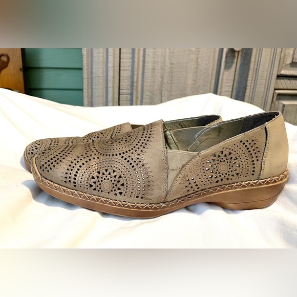 *EUC* Rieker Antistress Perforated Leather Loafer/Shoes - Women’s Size 10 -Taupe - Picture 2 of 11